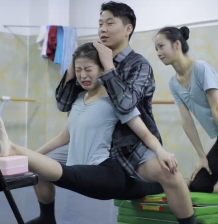 男孩舞蹈基本功最疼的撕腿,老师给十岁学生掰腿