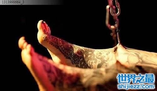 人体悬挂究竟是艺术还是惩罚 北京酒吧演绎人体悬挂 