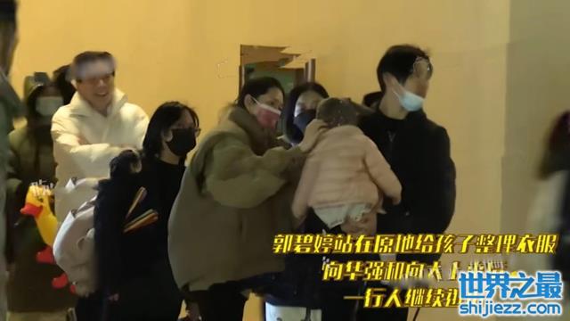 郭碧婷向佐带女儿游玩被偶遇，向佐带娃超搞笑，郭碧婷静看父女俩嬉戏 ... 