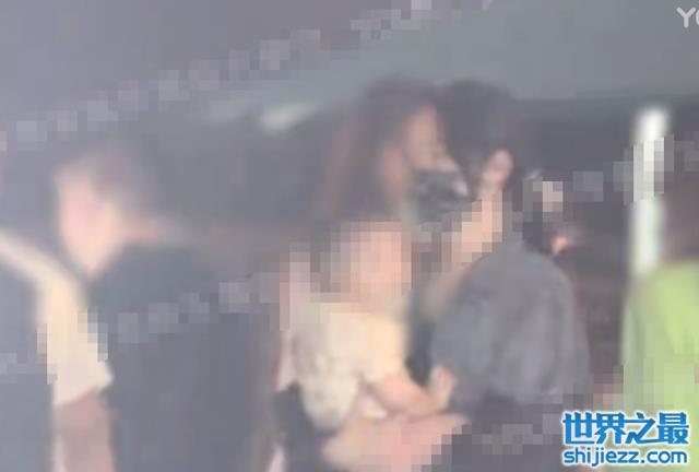 郭碧婷和向佐带女儿聚餐，素颜出镜长发及腰，不停摇晃手臂哄女儿 ... 