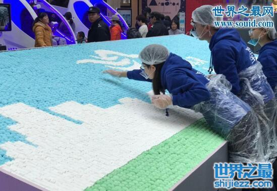 最大的蓝天拼图，墨迹棉花糖拼图(体积13.125m³) 