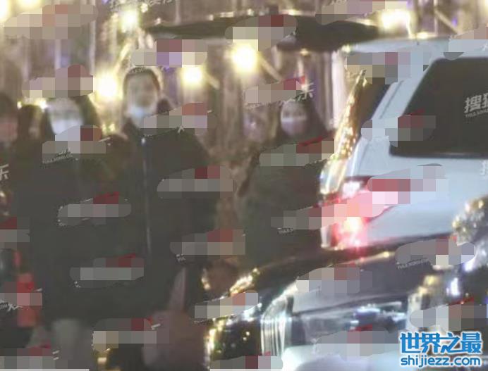 郭碧婷一家三口被偶遇！抱女儿姿势太熟练，穿着低调逛街无人识 ... 