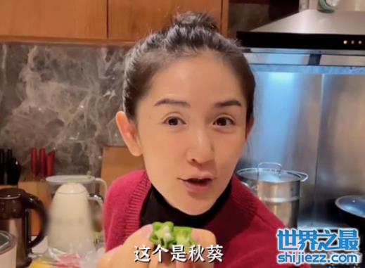 谢娜带双胞胎现身医院被拍！女儿蹦蹦跳跳显活泼，给娃喂糖太宠溺 ... 