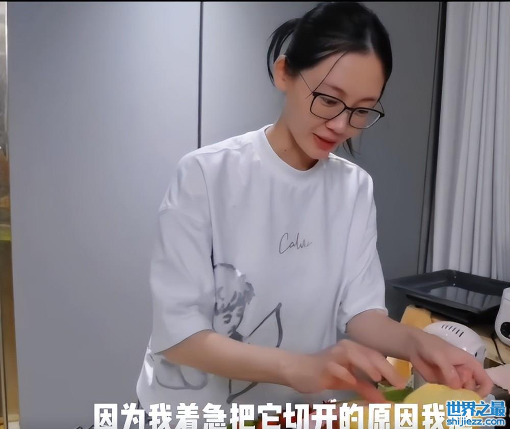 女星苗苗豪宅内做蛋糕！郑恺全程帮忙打下手，冰箱塞满水果太凌乱 ... 