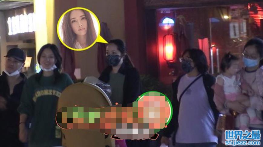 郭碧婷带女儿逛街被拍！婴儿车内塞满购物，自己拎包毫无明星架子 ... 