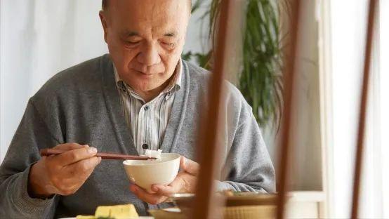 最适合中老年人“吃的食物”排行榜，牛奶倒数第1，鱼肉第3名 