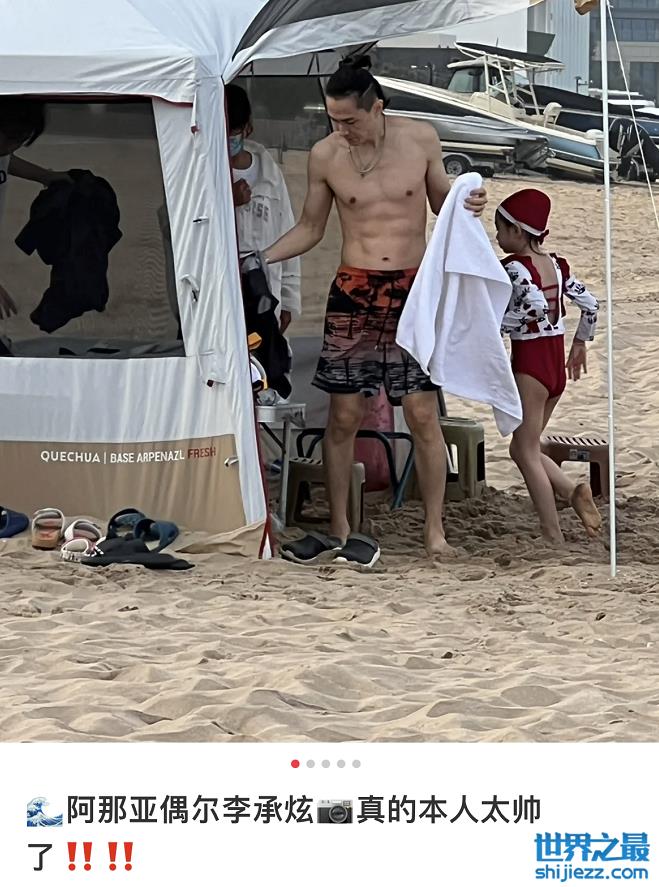 李承铉带女儿海边游玩，八块腹肌太惹眼，Lucky穿泳衣长腿出众 ... 
