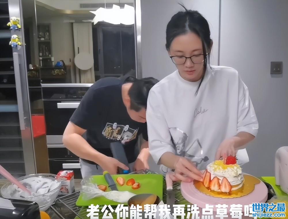 女星苗苗豪宅内做蛋糕！郑恺全程帮忙打下手，冰箱塞满水果太凌乱 ... 