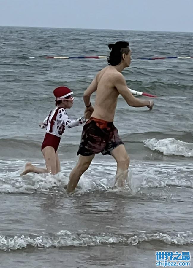 李承铉带女儿海边游玩，八块腹肌太惹眼，Lucky穿泳衣长腿出众 ... 