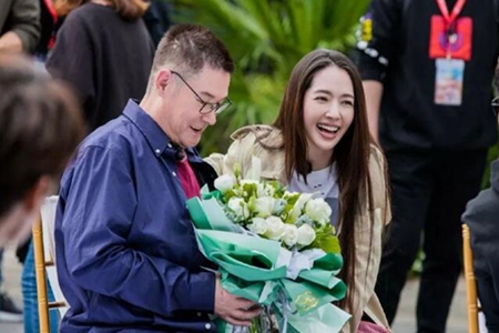 郭碧婷携父上节目，女神气质高雅，清透妆容温柔大气